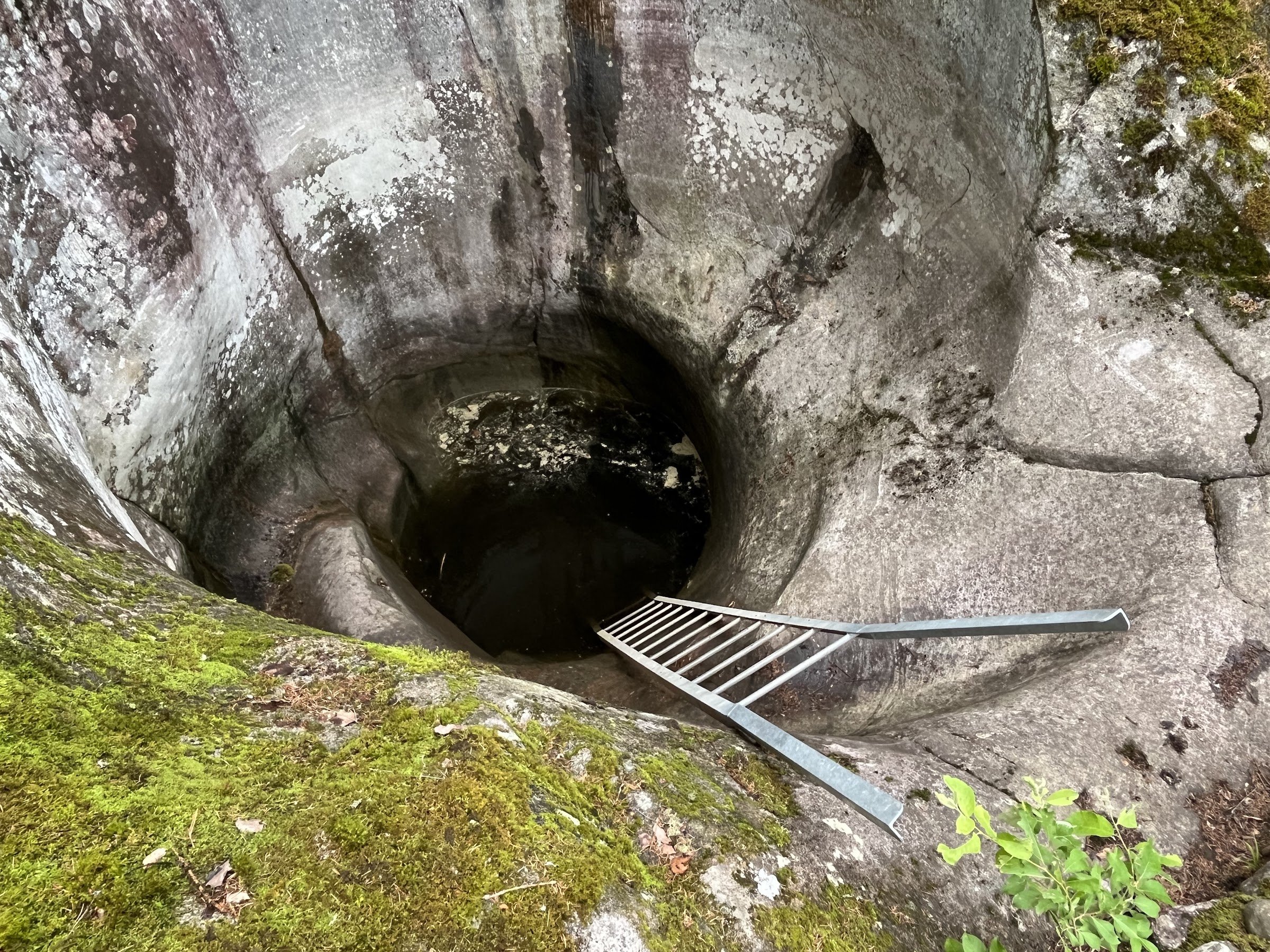 Askolan hiidenkirnut (The potholes of Askola)